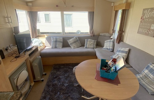 Cresswell Casa | Cresswell Towers Caravan Pet friendly - 500 yards to beach.