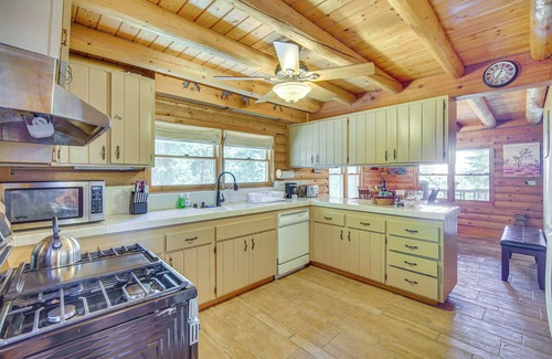 Cedarpines Park Cabina | Crestline Area Vacation Rental Cabin w/ Decks!