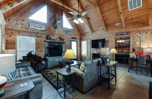 Branson Cedars Cabina | Cricket Creek Cabin awaits you | 3 Bed, 2 Bath