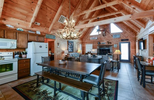 Branson Cedars Cabina | Cricket Creek Cabin awaits you | 3 Bed, 2 Bath