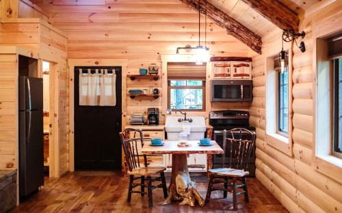 Millersburg Casa | Cricket Hill Treehouse C by Amish Country Lodging