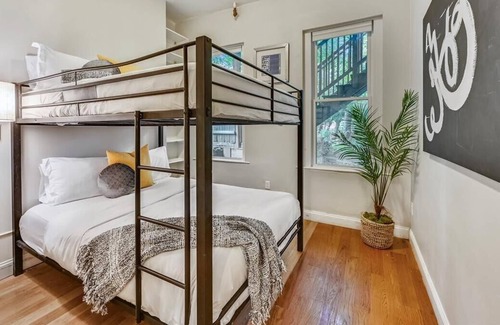 Highland Park Casa | Crisp, Contemporary Escape | Near T