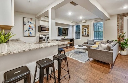 Highland Park Casa | Crisp, Contemporary Escape | Near T