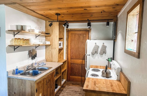 Bayfield Cabina | Croll Cabins-DeSpain Schoolhouse-#1 on Vallecito Lake. Newly renovated!