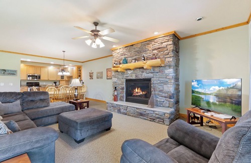 Crosslake Condominio | Crosslake Condo 825| Pool| Hot Tub| Waterfront