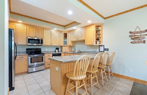 Crosslake Condominio | Crosslake Condo 825| Pool| Hot Tub| Waterfront