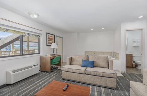 Gatlinburg Hotel | Crossroads Inn & Suites