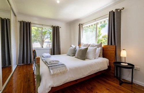 Dubbo Casa | Crown Comforts - Family Escape, Firepit