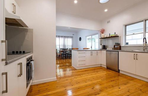 Dubbo Casa | Crown Comforts - Family Escape, Firepit
