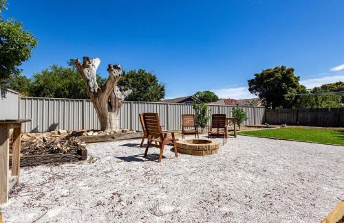Dubbo Casa | Crown Comforts - Family Escape, Firepit