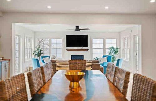 Crystal Beach Casa | Crystal Beach Executive Waterfront Lakehouse