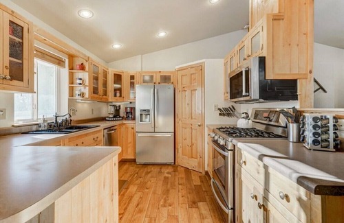 Florissant Cabina | Crystal Retreat! Fire Pit, Trails & Mountain Views