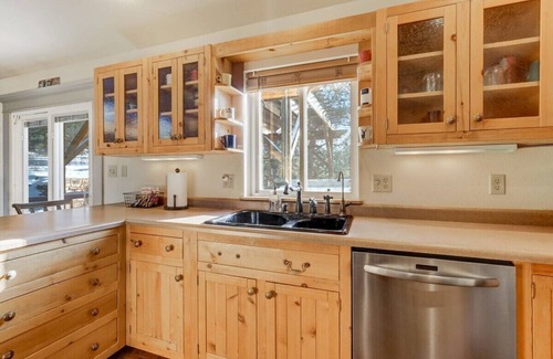 Florissant Cabina | Crystal Retreat! Fire Pit, Trails & Mountain Views