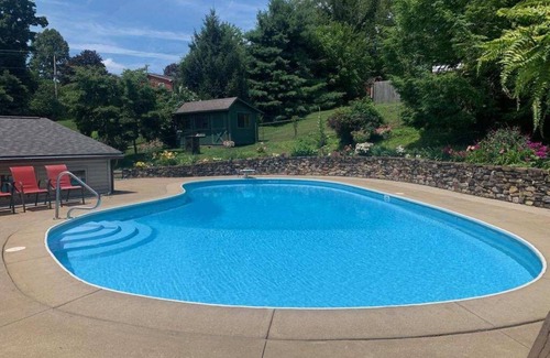 Berlin Casa | Crystal Wave Retreat, Berlin Ohio Hot tub and pool
