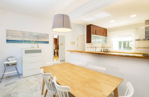 Carib Playa Apartamento | Cubo's Cabopino Beach Marbella Apartment / Primera Linea de playa / aire acondicionado / wifi gratis