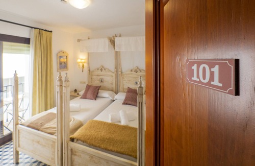 Tolox Cama Y Desayuno | Cubo's Hostal La Plaza Room 101 with Breakfast