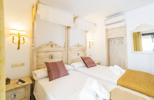 Tolox Cama Y Desayuno | Cubo's Hostal La Plaza Room 101 with Breakfast