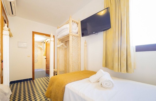 Tolox Cama Y Desayuno | Cubo's Hostal La Plaza Room 301 with Breakfast