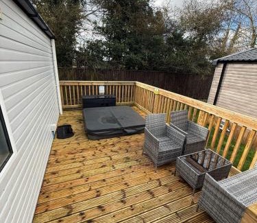 Malton Casa | Cuckoo Lodge with Hot Tub at Brickyard Lakes