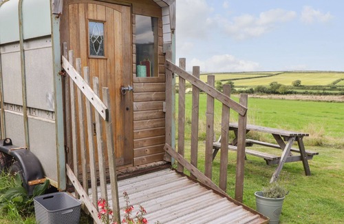 Kidwelly Cabaña | CUDDFAN ECO LODGE, romantic, character holiday cottage in Kidwelly