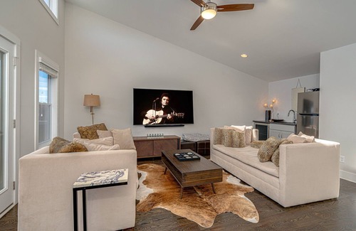 Edgehill Cabaña | Cultured Coach - Mins to Broadway - Private Rooftop