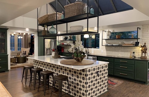 Austin Ave. Casa | Estancia boutique curada en un bungalow inglés de la década de 1920. ¡Un toque moderno en un clásico!