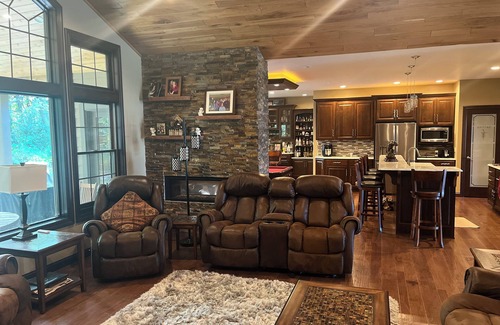 Forest Junction Casa | Custom 3 Bedroom Home South of Green Bay Built for Entertaining