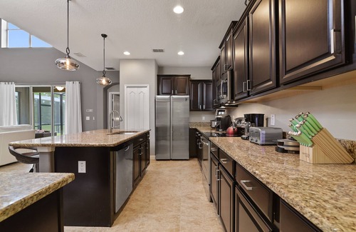 West Kissimmee Casa | CUSTOM A/C THEATER ROOM, 5bedrms 5bath- 3 King suites, Two 1st floor King suites