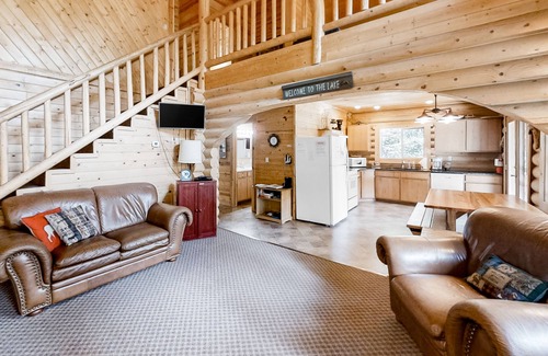 Enterprise Casa | Custom-built log home w/ gas grill, free WiFi, deck, and private location