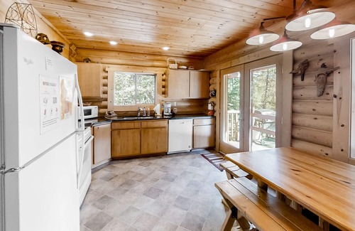 Enterprise Casa | Custom-built log home w/ gas grill, free WiFi, deck, and private location