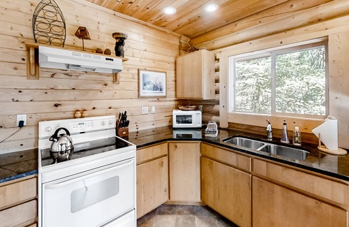 Enterprise Casa | Custom-built log home w/ gas grill, free WiFi, deck, and private location
