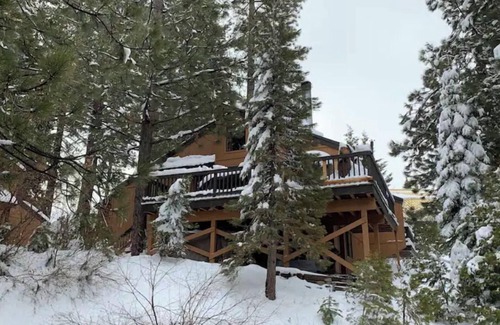 Shaver Lake Condominio | Custom Cabin near Shaver Lake with 2 Fireplaces, Deck, Pool, Sauna & Jacuzzi!