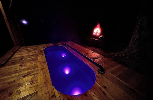 Marienville Cabina | Custom Hot Tub Cabin Near Cook Forest+ANF: Knotty Pine Lodge