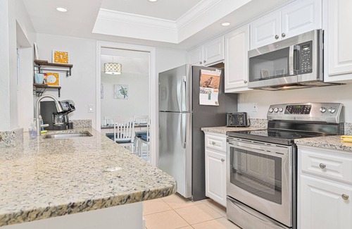 San Carlos Park Casa | Custom Pool! Tiki Bar | Private Yard ~ Enjoy SWFL