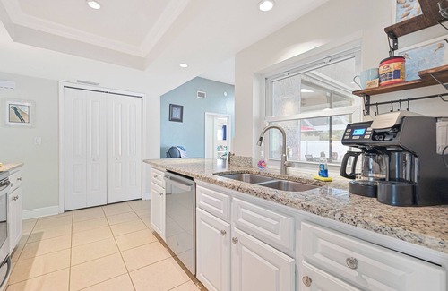 San Carlos Park Casa | Custom Pool! Tiki Bar | Private Yard ~ Enjoy SWFL