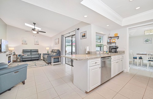 San Carlos Park Casa | Custom Pool! Tiki Bar | Private Yard ~ Enjoy SWFL