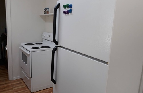 Coos Bay Casa | Cute 2 bed 1 bath fully furnished, close to shops, restaurant, Ming park.