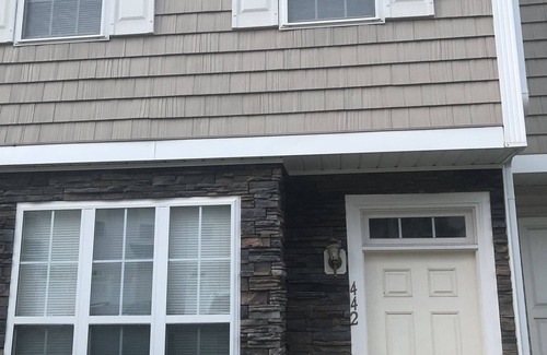Charlotte Casa | Cute 2 bedroom Townhome- 10 min from downtown Charlotte
