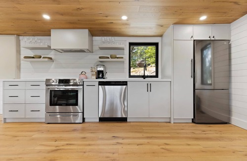 Gravenhurst Cabaña | Cute 3+1 bed, 1bath, newly renovated cottage, Lake Muskoka, Sauna, Boathouse!