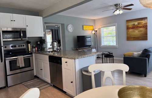 Bearss Plaza Casa | Cute and Cozy 2 bedroom bungalow in Seminole Heights