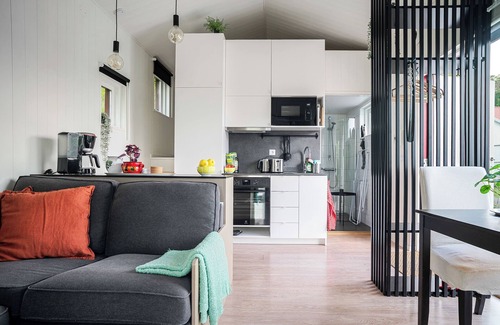 Tyreso Cabina | Cute and Cozy Guesthouse near Water