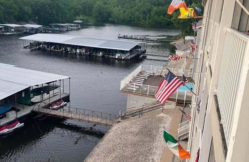 Lake Ozark Condominio | Cute and cozy lakeside paradise condo located on the 3MM