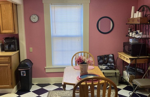 Lyndon Apartamento | Cute apartment in Lyndonville, 10 mins from Burke Mountain and Kingdom Trails!