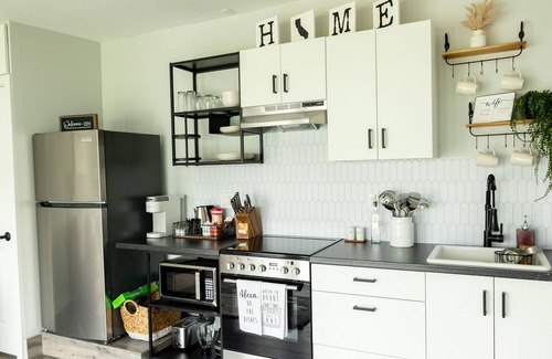 Compton Casa | Cute, Clean, & Cozy private guest house near LAX