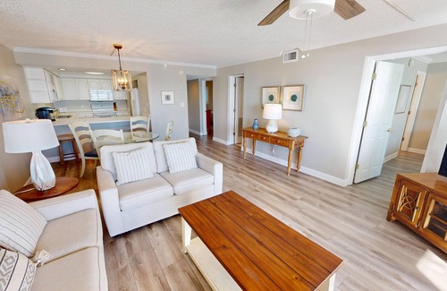 Seaspray Condominio | Cute Coastal Getaway Beach House 202A