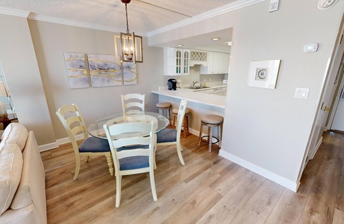 Seaspray Condominio | Cute Coastal Getaway Beach House 202A