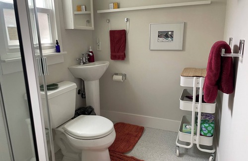 Upper Rockridge Cabaña | Cute Cottage in Oakland Hills with TWIN BEDS