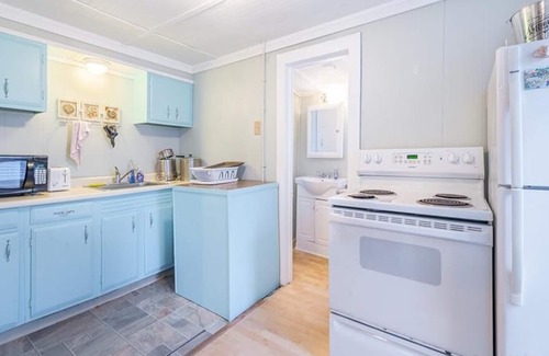 Narragansett Casa | Cute cottage just steps to beautiful Scarborough beach