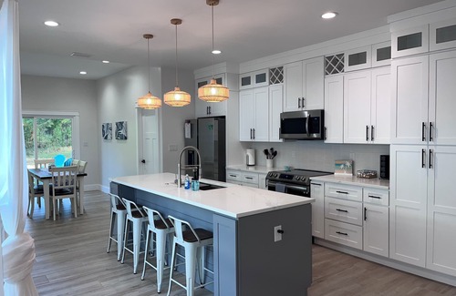 Foley Casa | Cute cottage near Sports Complex, OWA, beaches, shopping, restaurants. King bed.