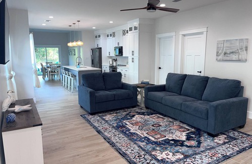 Foley Casa | Cute cottage near Sports Complex, OWA, beaches, shopping, restaurants. King bed.